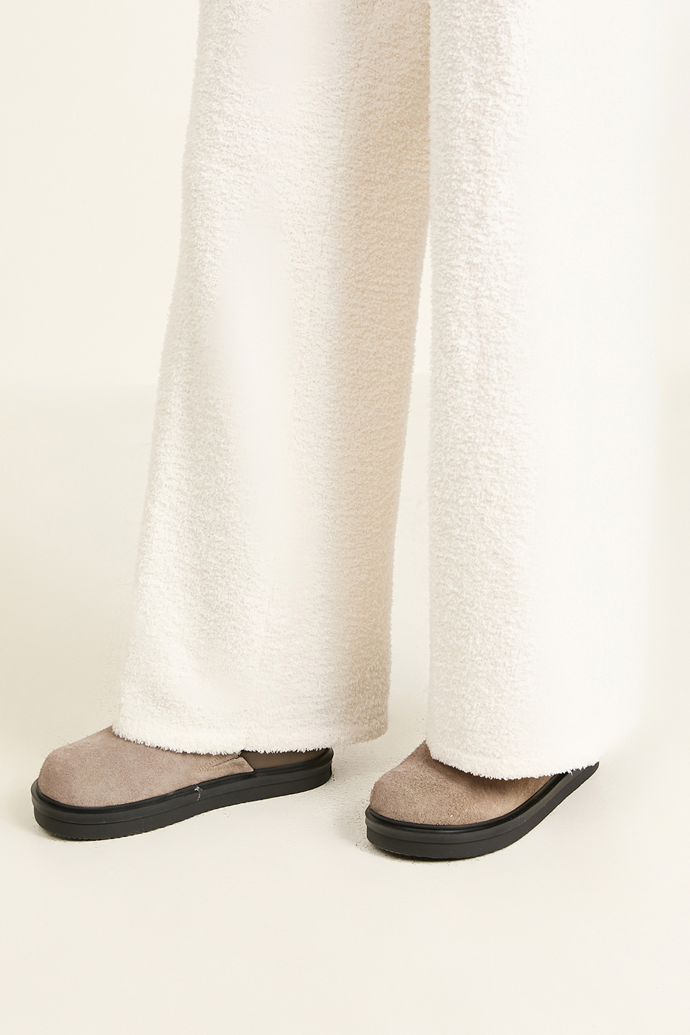 תמונת כל הלוק של נעלי בית